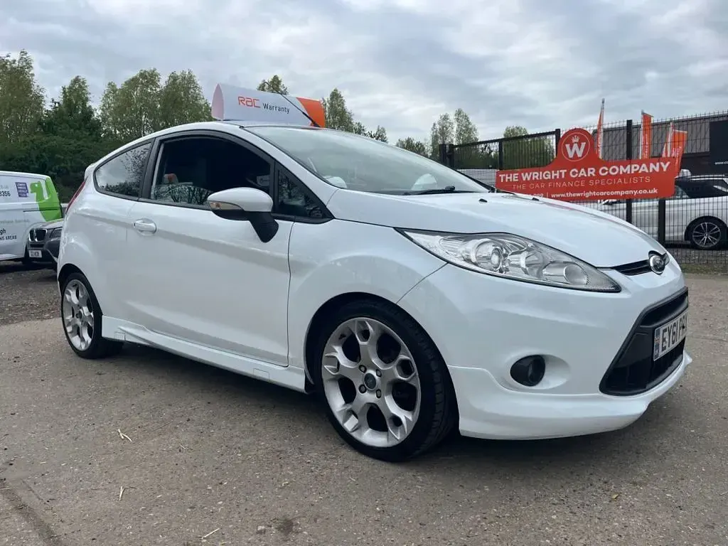 Used Ford Fiesta Zetec 2011 White Hatchback