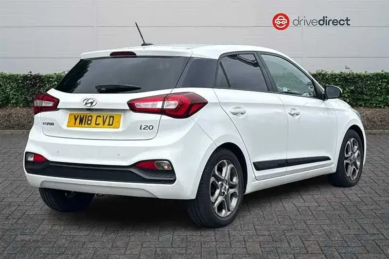 Used Hyundai i20 Premium 84 HP (61 kW) 2018 White Hatchback