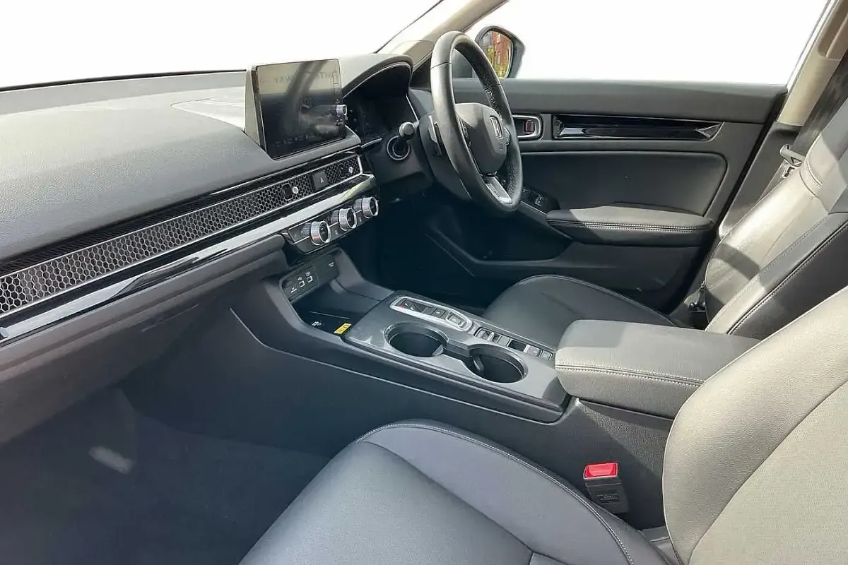 Used Honda Civic Advance 184 HP (135 kW) 2022 Platinum white Hatchback
