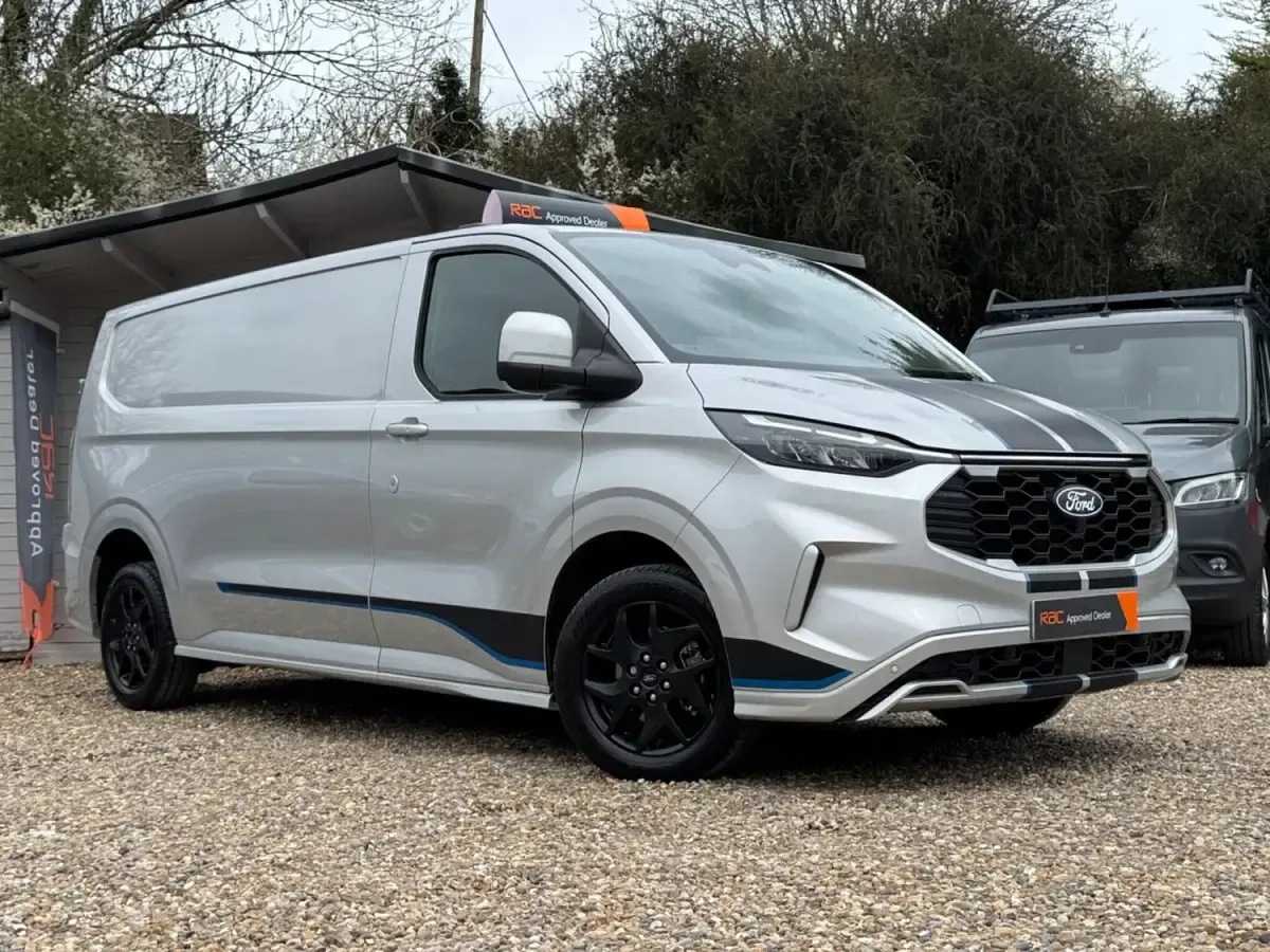 Usado Ford Transit Custom Sport 170 CV (125 kW) 2024 Plateado Van