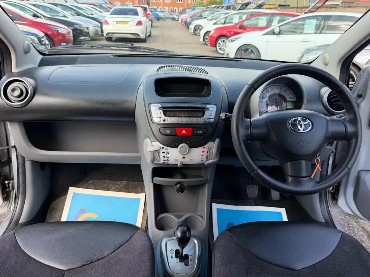 Gebraucht Toyota Aygo 67 PS (49 kW) 2011 Silber Kleinwagen