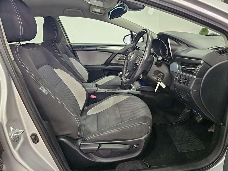 Used Toyota Avensis Business Edition 112 HP (82 kW) 2015 Silver Sedan