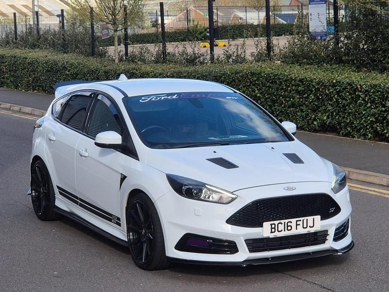 Używany Ford Focus ST 280 KM (205 kW) 2016 Biały Hatchback