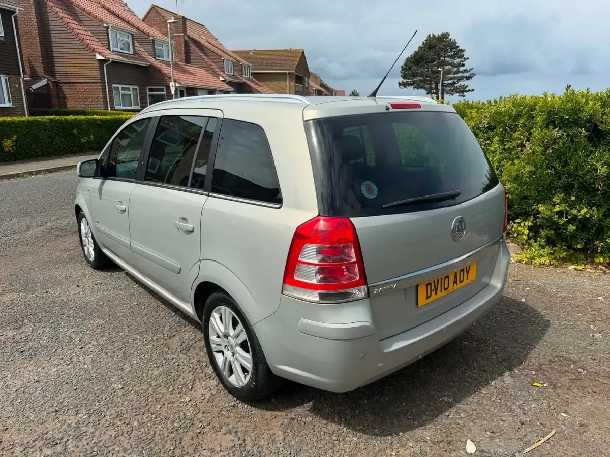 Used Vauxhall Zafira Design Edition 115 HP (84 kW) 2010 Silver MPV