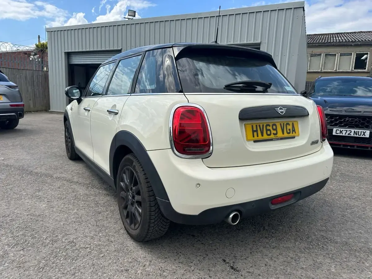 Używany Mini Cooper Classic 2019 Biały Hatchback
