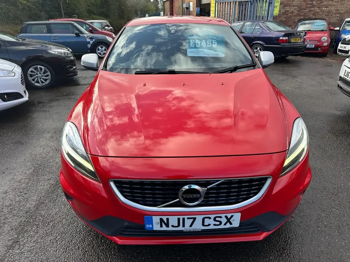 Used Volvo V40 R-Design 190 HP (139 kW) 2017 Red Hatchback