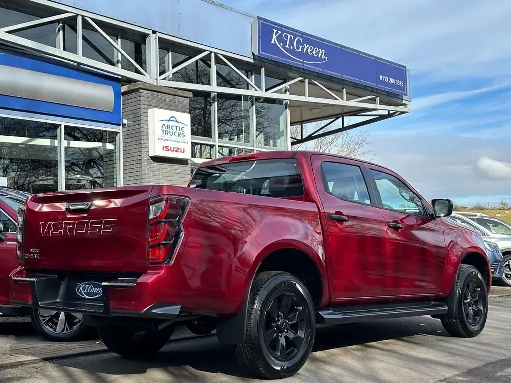 Used Isuzu D-Max 165 HP (121 kW) 2024 Red Pickup