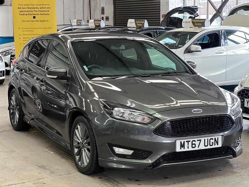 Used Ford Focus ST-Line 140 HP (102 kW) 2017 Grey Hatchback