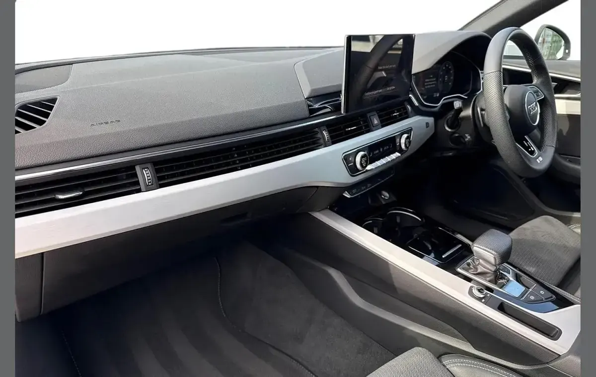 Used Audi A4 S-Line 200 HP (147 kW) 2024 White Estate