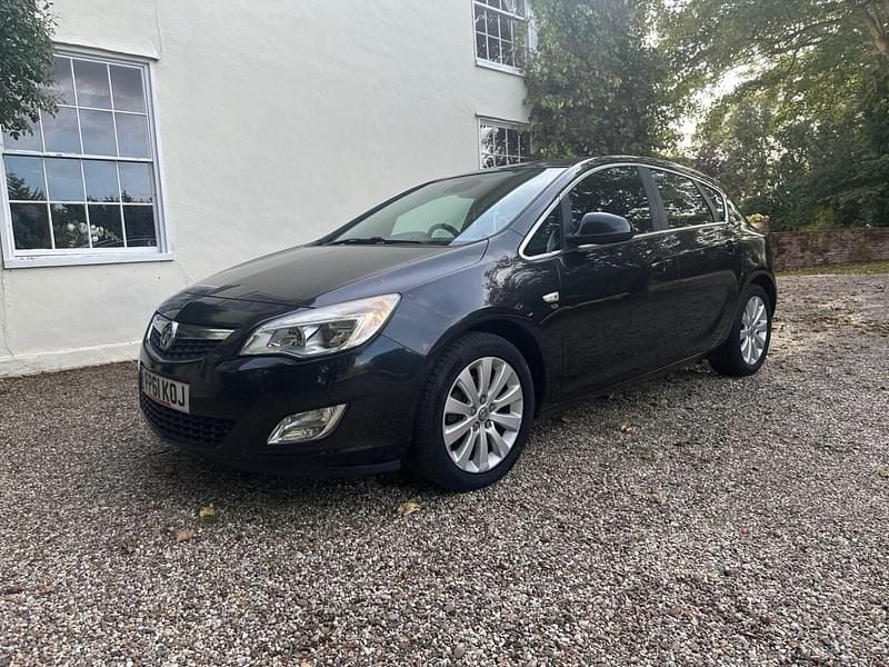 Used Vauxhall Astra Elite 125 HP (91 kW) 2011 Black Hatchback