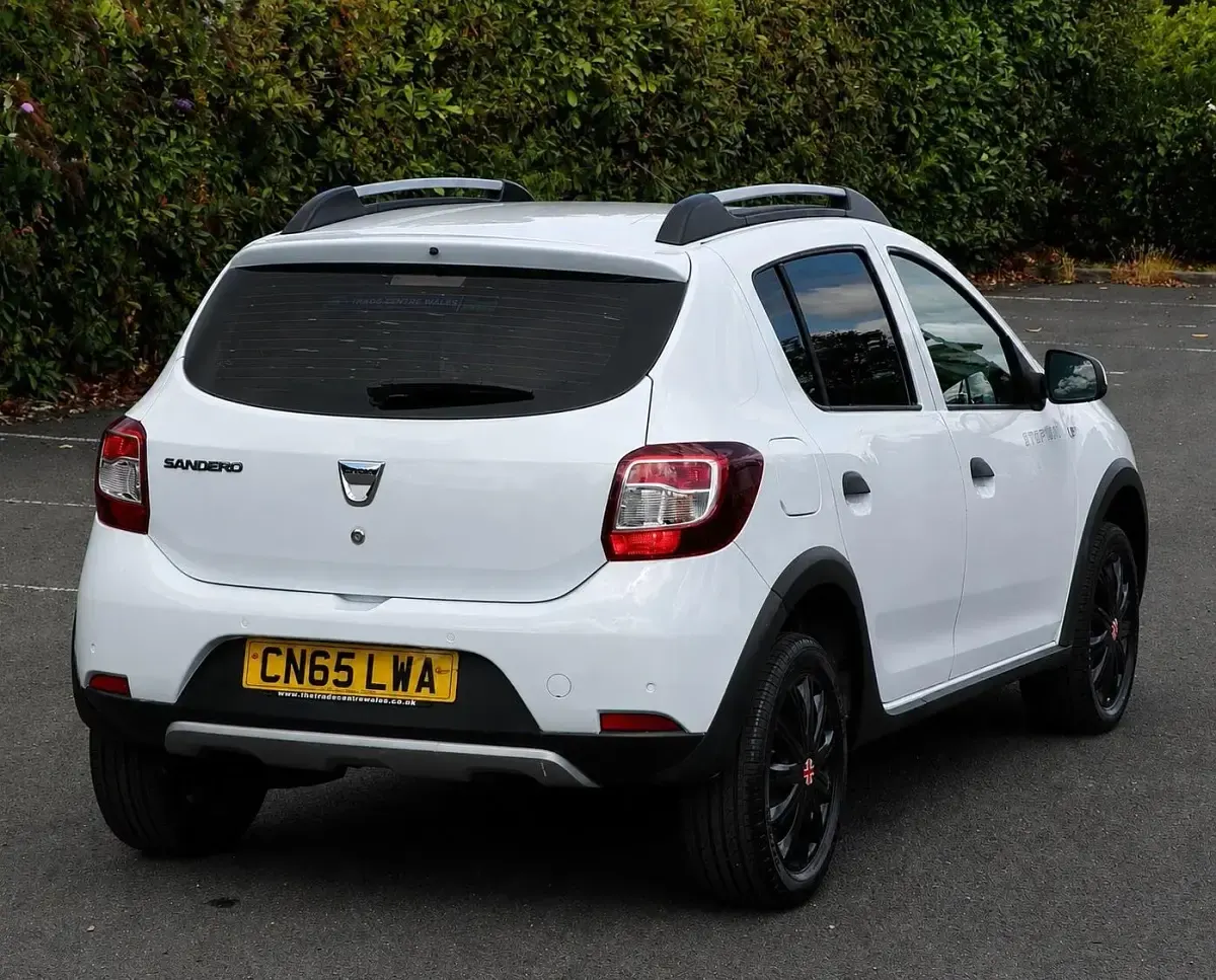 Used Dacia Sandero Lauréate 90 HP (66 kW) 2015 White Hatchback