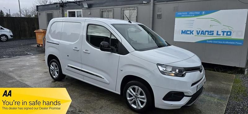 Used Toyota Proace Design 100 HP (73 kW) 2022 White MPV