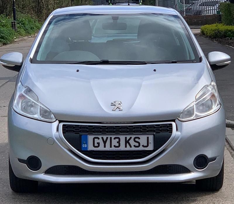 Używany Peugeot 208 Access 82 KM (60 kW) 2013 Srebrny Hatchback