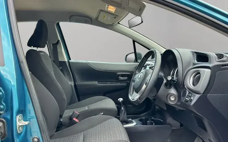 Used Toyota Yaris 69 HP (50 kW) 2013 Blue Hatchback