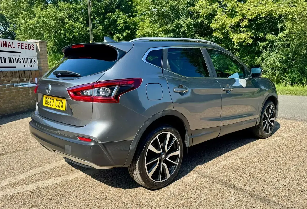 Used Nissan Qashqai N-Connecta 115 HP (84 kW) 2017 Grey SUV