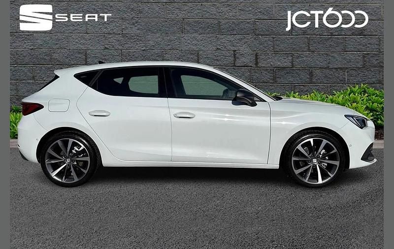 New Seat Leon FR Sport 147 HP (108 kW) 2025 White Hatchback
