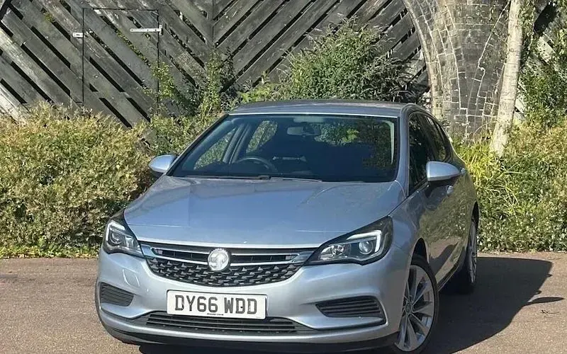 Used Vauxhall Astra Design Edition 105 HP (77 kW) 2017 Hatchback