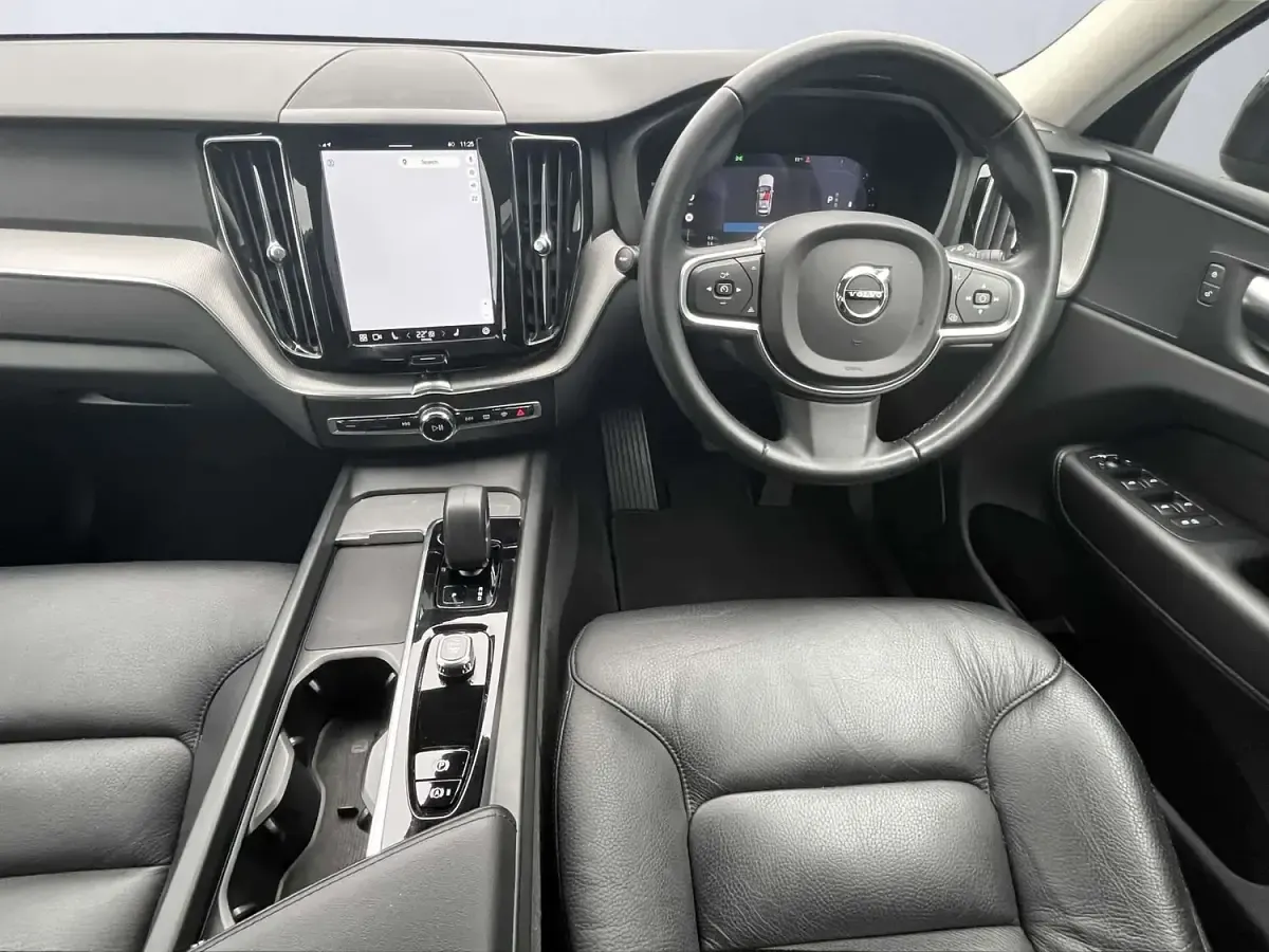 Used Volvo XC60 Core 250 HP (183 kW) 2022 Black SUV