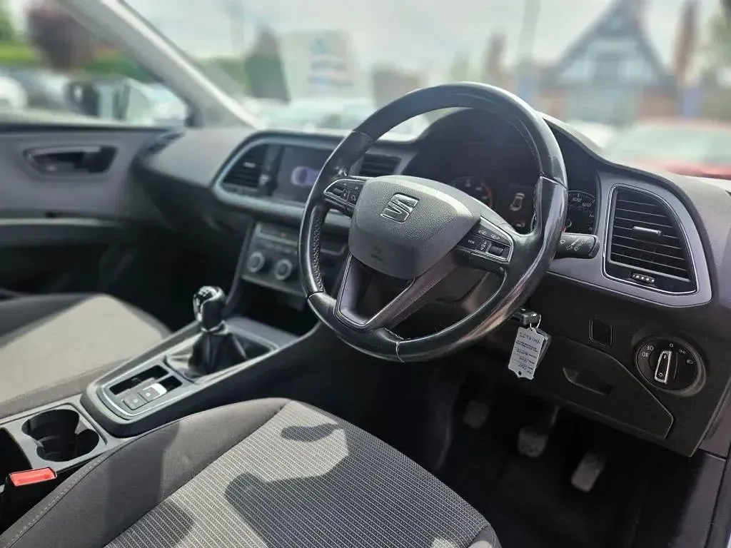Used Seat Leon SE Dynamic 130 HP (95 kW) 2019 White Hatchback