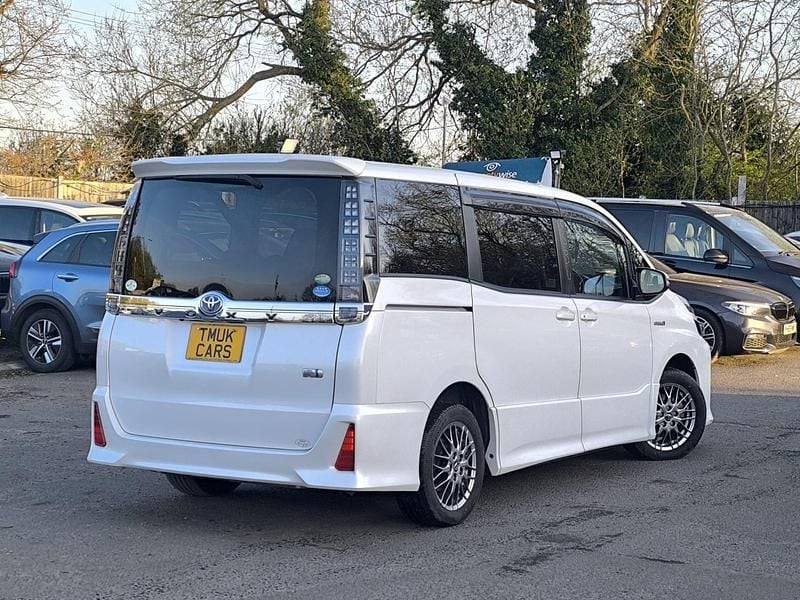 Used Toyota Voxy 2016 Pearl white MPV