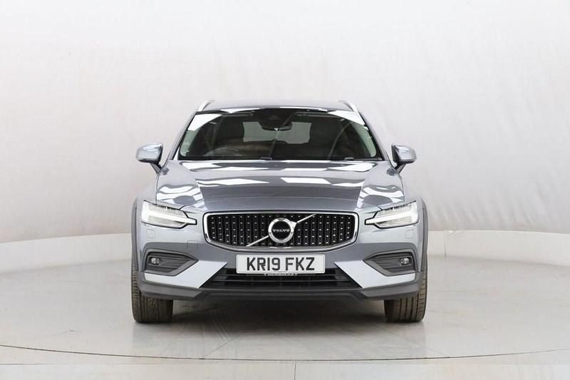 Usado Volvo V60 CC Plus 190 HP (139 kW) 2019 Cinzento Carrinha