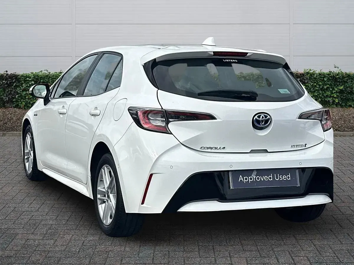 Used Toyota Corolla 122 HP (89 kW) 2020 White Hatchback