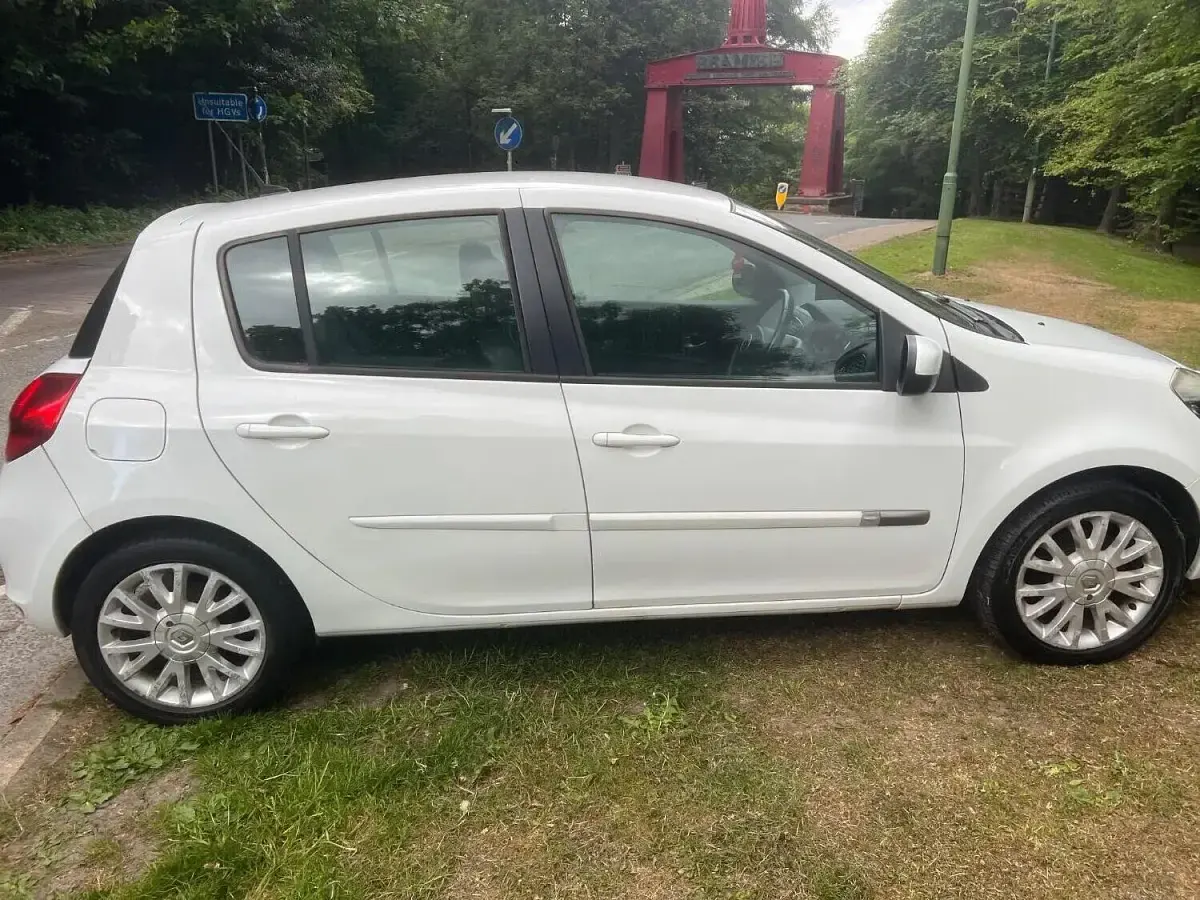 Used Renault Clio Dynamique 88 HP (64 kW) 2012 White Hatchback