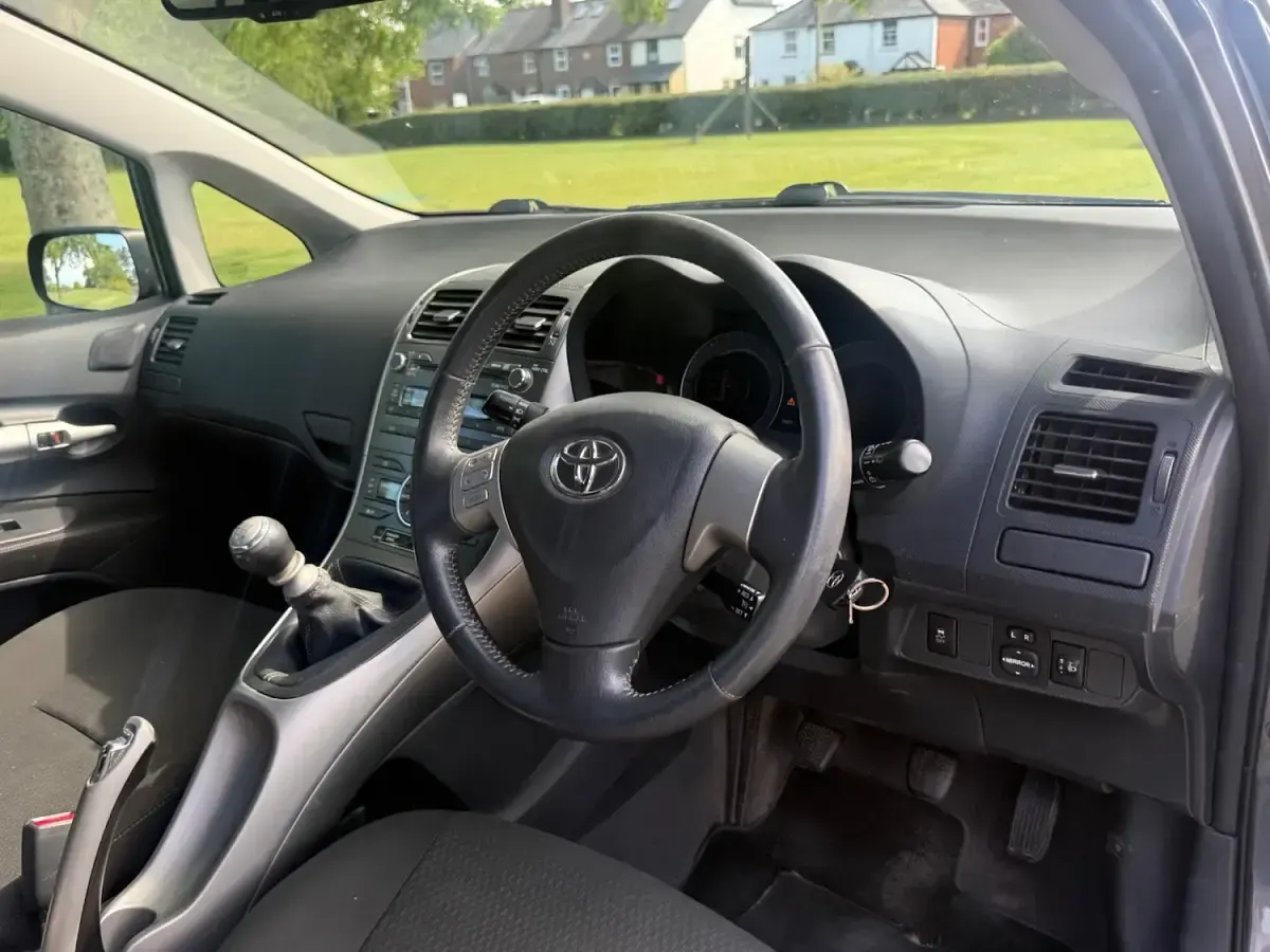 Used Toyota Auris SR 177 HP (130 kW) 2009 Grey Hatchback