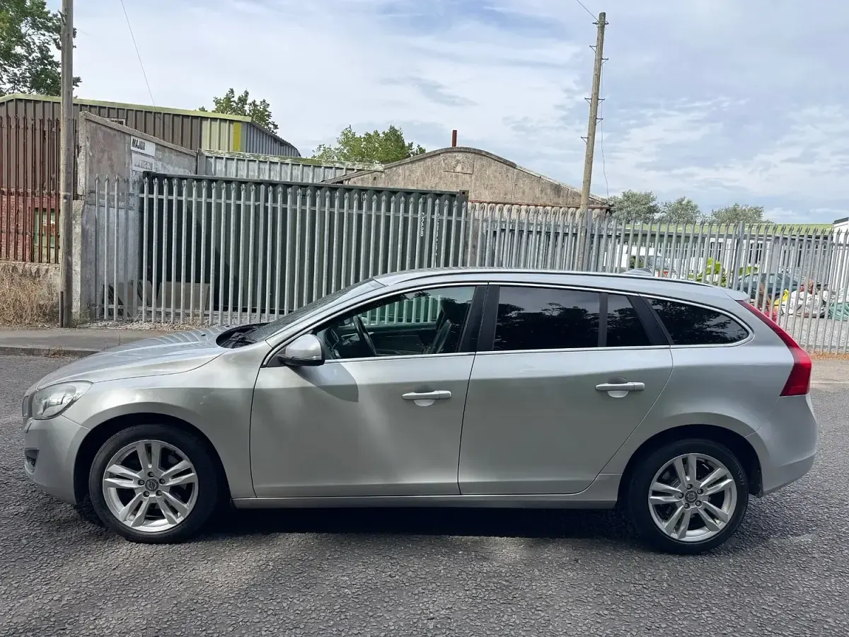 Used Volvo V60 SE Lux 115 HP (84 kW) 2012 Silver Estate