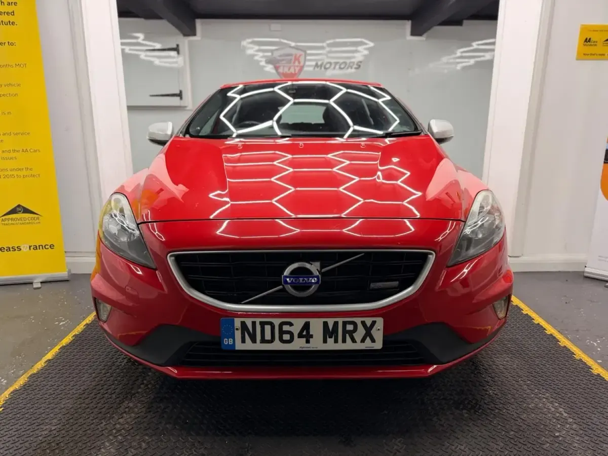 Begagnad Volvo V40 R-Design 115 HK (84 kW) 2015 Röd Halvkombi