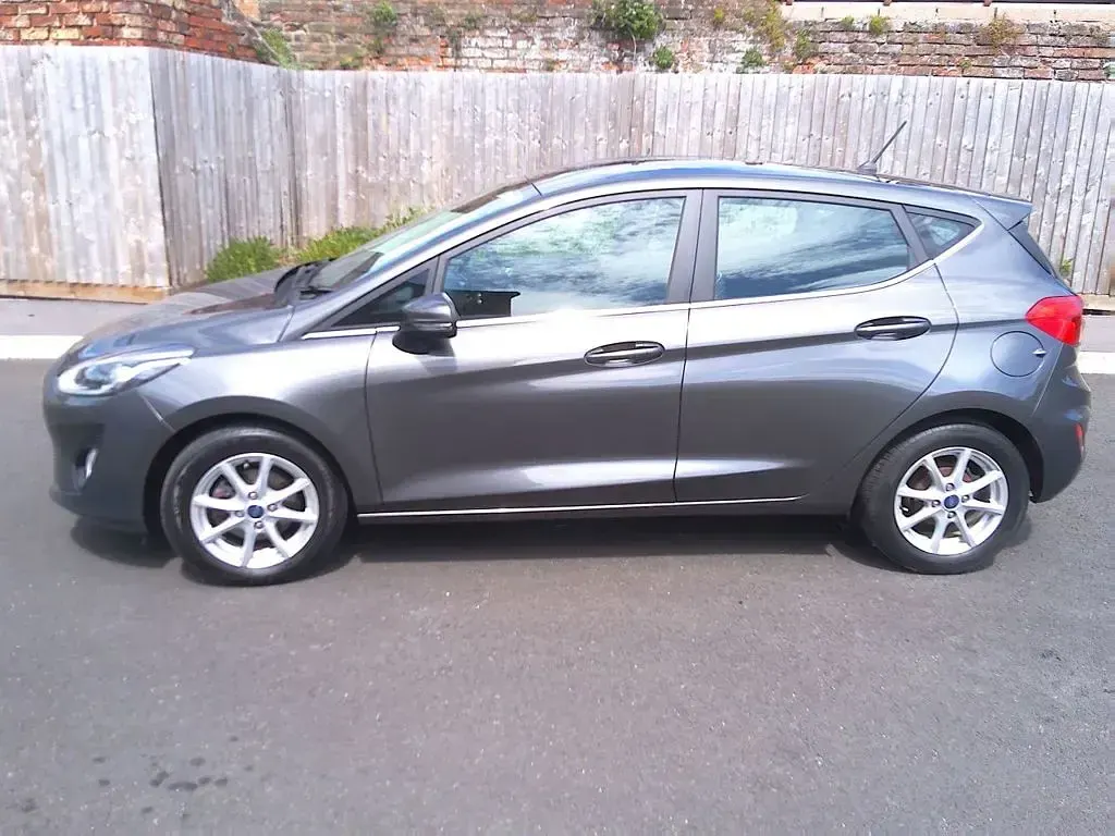 Used Ford Fiesta Zetec 85 HP (62 kW) 2018 Magnetic grey Hatchback