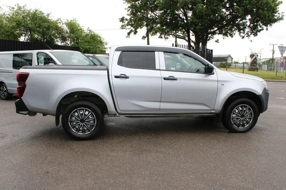 Used Isuzu D-Max 163 HP (119 kW) 2023 Silver Pickup
