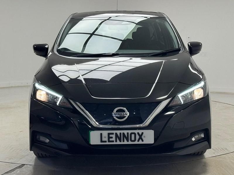 Begagnad Nissan Leaf Acenta 110 kW (150 HK) 2021 Svart Halvkombi