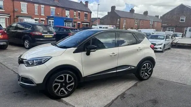 Used Renault Captur Signature 110 HP (80 kW) 2016 White SUV