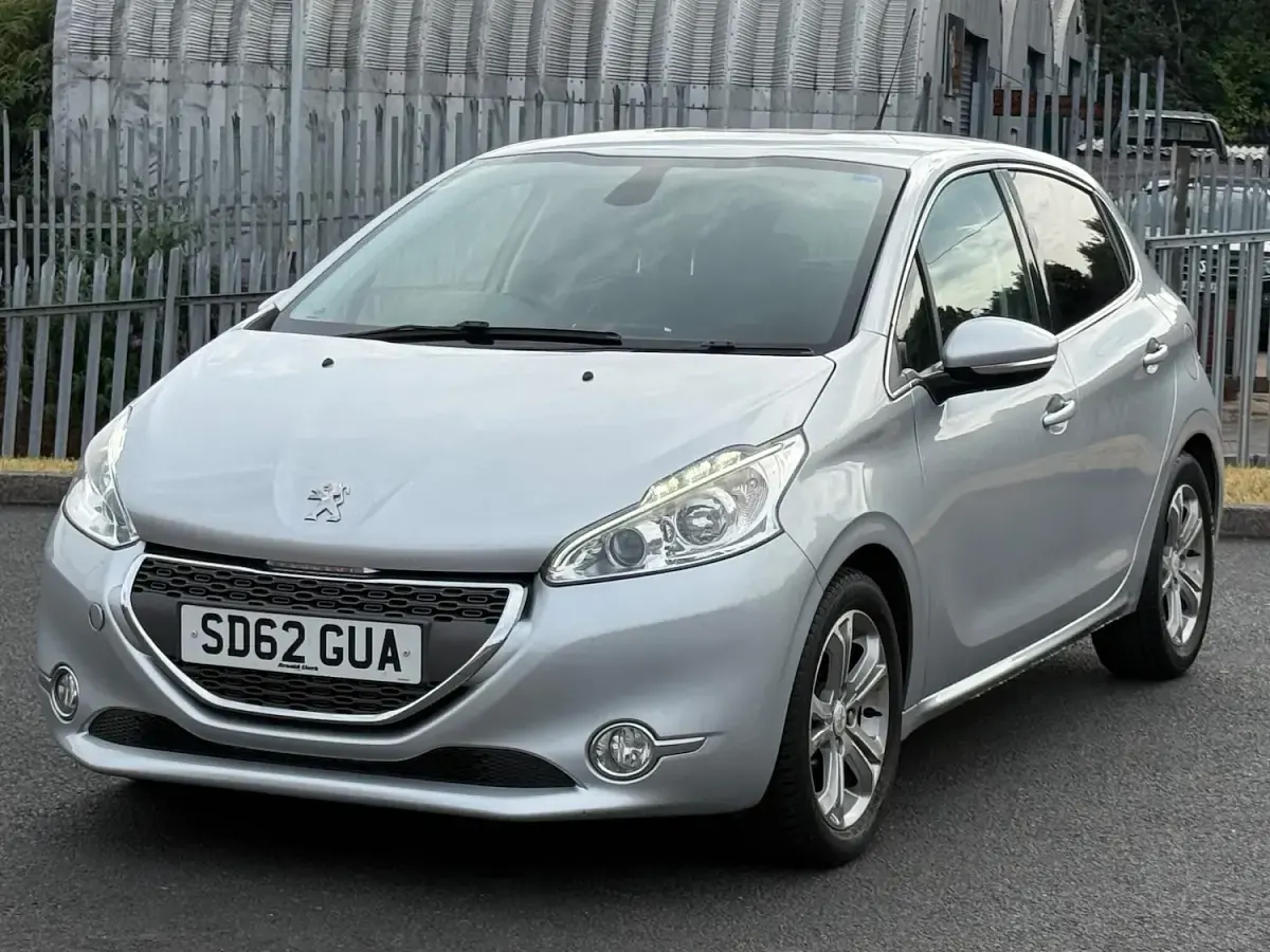 Used Peugeot 208 Allure 95 HP (69 kW) 2012 Silver Hatchback