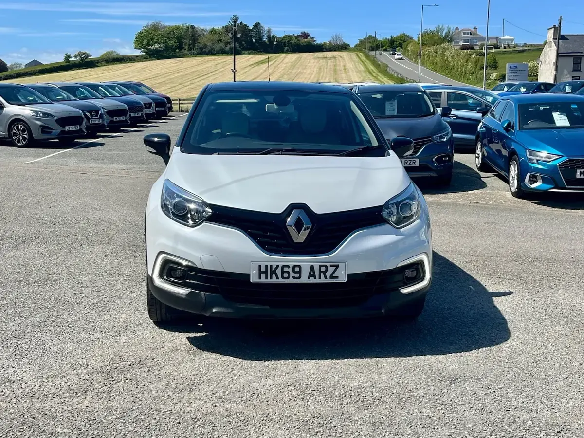 Used Renault Captur Iconic 90 HP (66 kW) 2019 White/black SUV