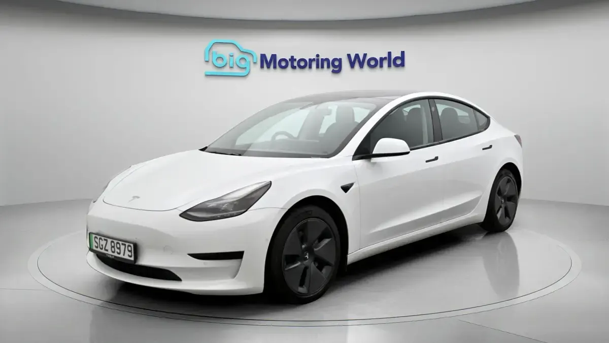 Used Tesla Model 3 Standard Range Plus 222 kW (302 HP) 2021 White Sedan
