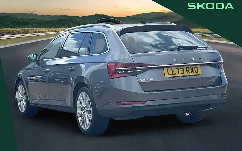 Usado Skoda Superb SE L 150 CV (110 kW) 2023 Gris Familiar