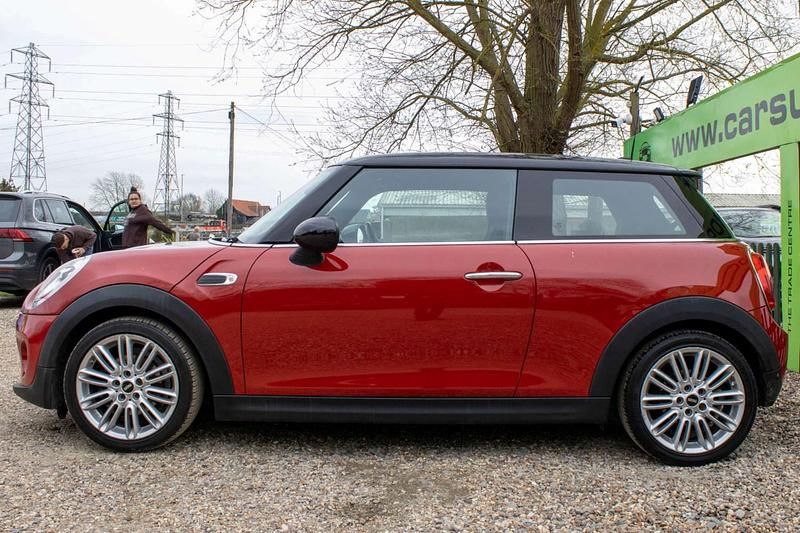 Begagnad Mini Cooper Hatch 136 HK (100 kW) 2018 Röd Halvkombi