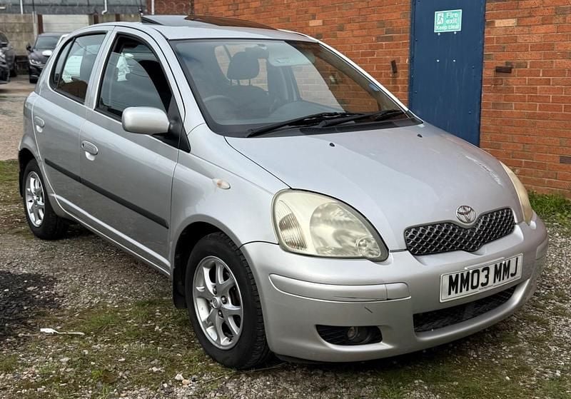 Silver Used 2003 Toyota Yaris Hatchback | £1,800 (Good price) - Image 1/4
