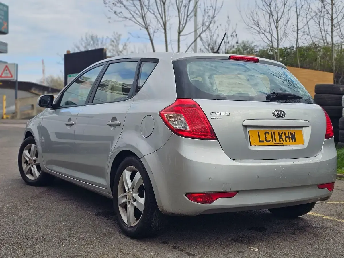 Used Kia Ceed 2011 Silver Hatchback