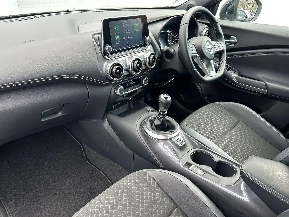 Used Nissan Juke N-Connecta 114 HP (83 kW) 2023 Silver SUV