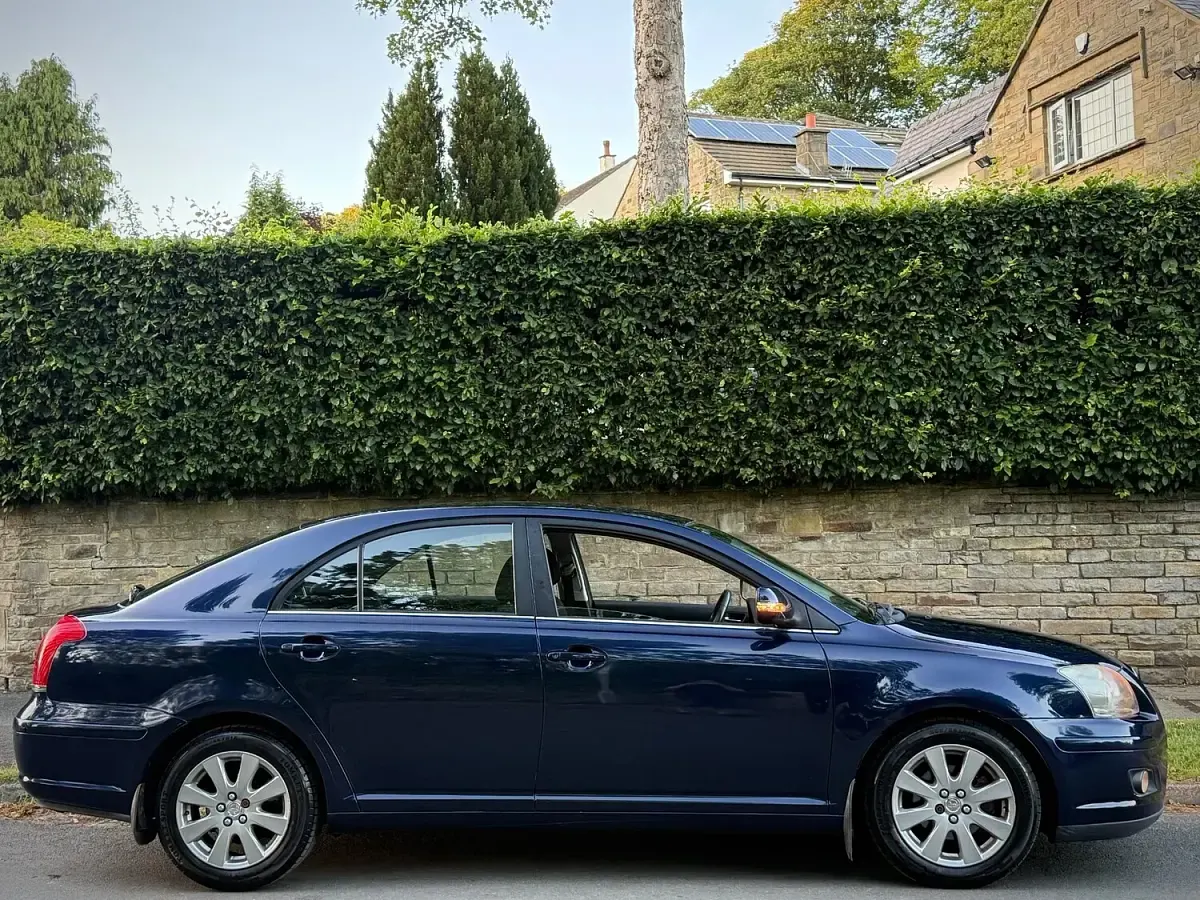 Used Toyota Avensis 129 HP (94 kW) 2008 Blue Hatchback