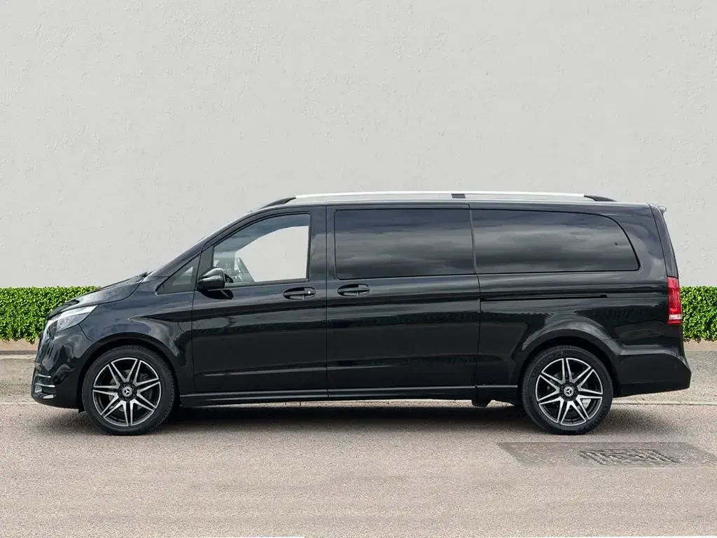 Usado Mercedes V220 AMG line 163 HP (119 kW) 2023 Preto Monovolume