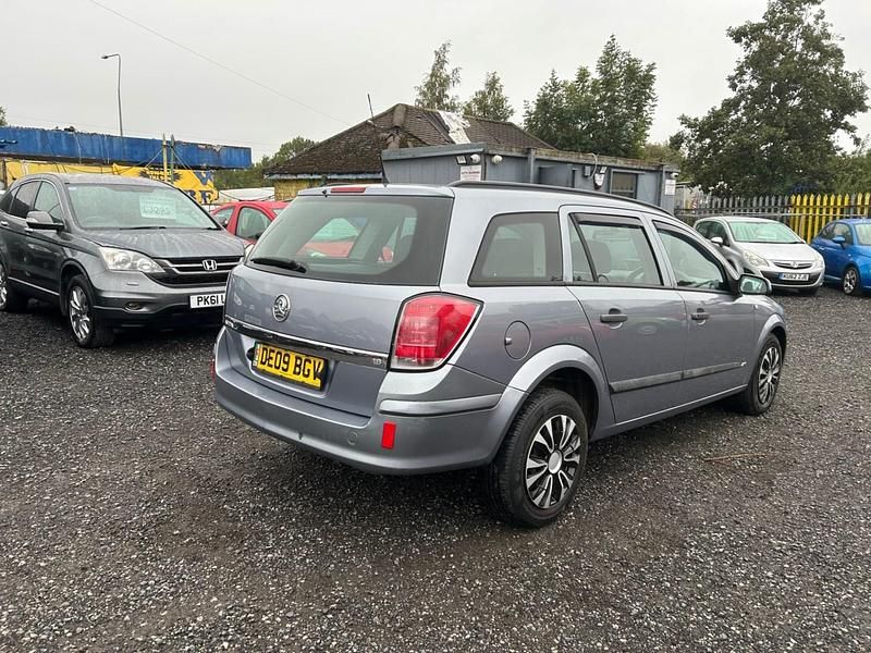 Used Vauxhall Astra Design Edition 138 HP (101 kW) 2009 Silver Estate