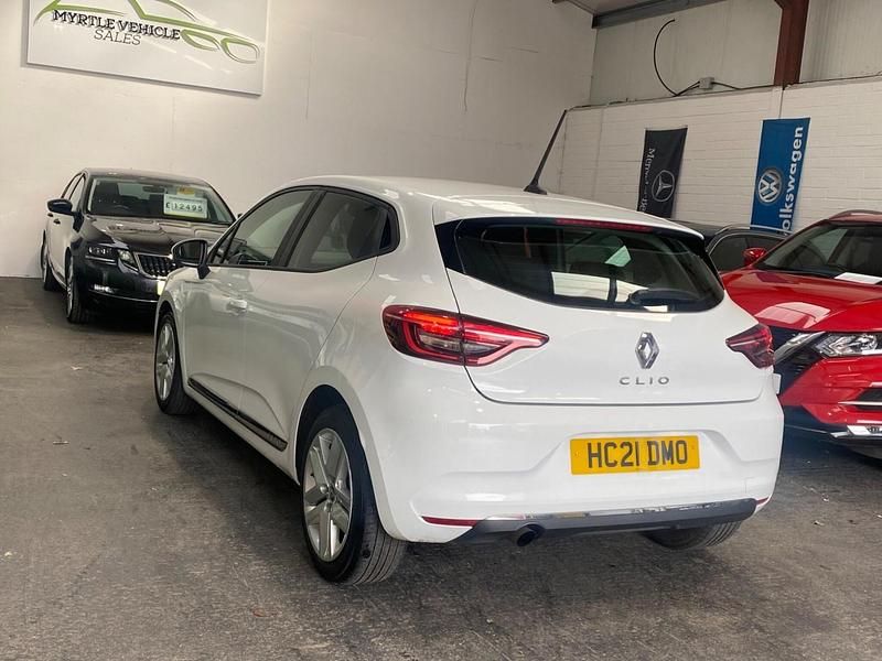 Used Renault Clio V Play 72 HP (52 kW) 2021 White Hatchback