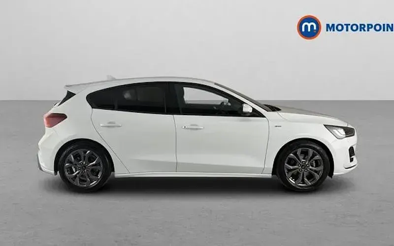 Used Ford Focus ST-Line 125 HP (91 kW) 2024 White Hatchback