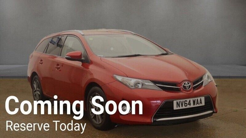 Red Used 2015 Toyota Auris Multidrive S Estate | £6,995 (Fair price) - Image 1/4