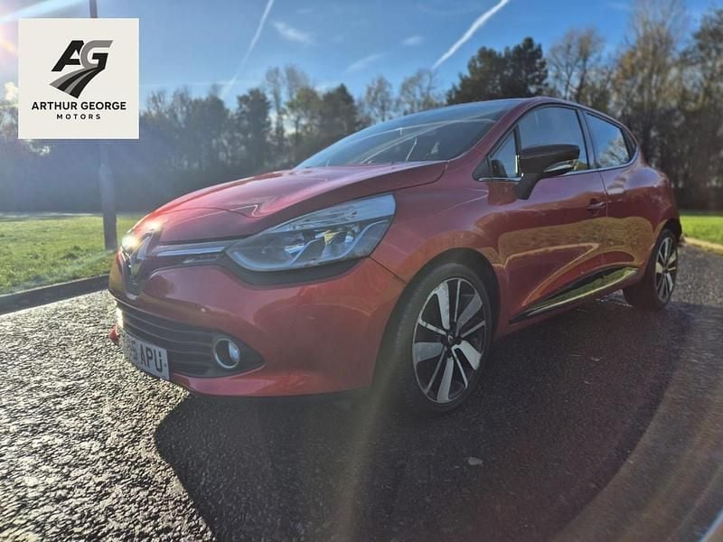 Used Renault Clio IV Dynamique 90 HP (66 kW) 2015 Red Hatchback