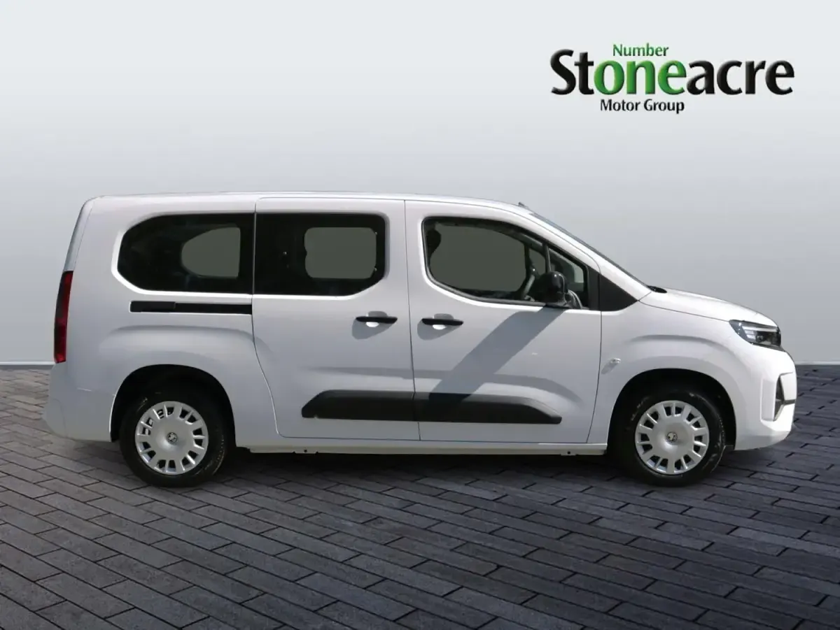 Nouă Vauxhall Combo Design Edition 100 kW (136 CP) 2026 Alb Monovolum